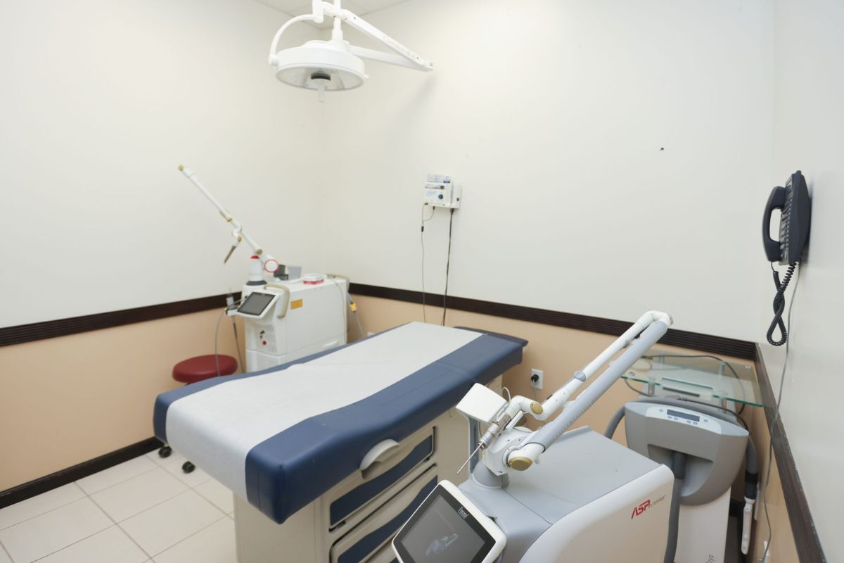 Medical laser and procedure bed in a treatment room used for laser tattoo removal