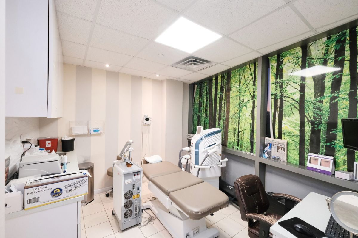 Skin treatment room with a garden mural Skin treatment room with a garden mural at a DR WW Dermatology office